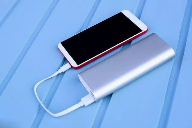 玩機(jī)達(dá)人：手機(jī)邊充電邊玩，消耗的電量是來自電池還是充電器呢？
